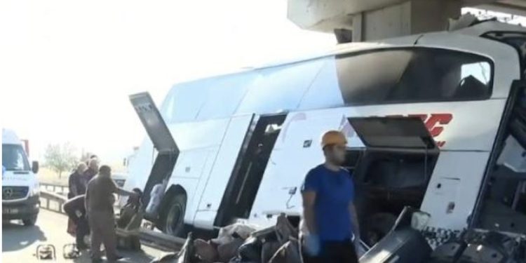 Ankara’da otobüs üst geçide çarptı: 9 ölü var