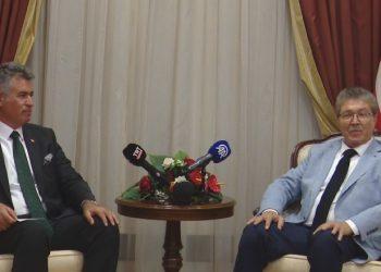 Görev süresi dolan Büyükelçi Feyzioğlu Başbakan Üstel’i ziyaret etti