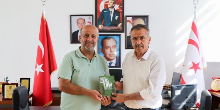 Gazimağusa Belediye Başkanı Uluçay’a kitap takdim edildi