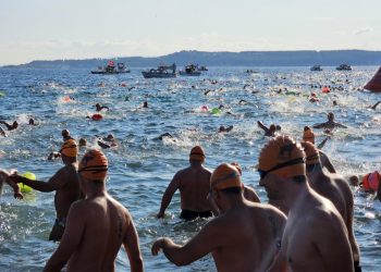Çanakkale Boğazı'ndaki yarışta bin 300 yüzücü Avrupa'dan Asya'ya kulaç attı