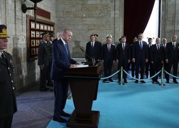 TC Cumhurbaşkanı Erdoğan başkanlığındaki YAŞ üyeleri Anıtkabir’i ziyaret etti