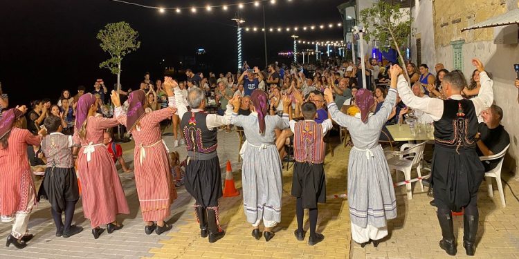 Lefkoşa Gençlik Günleri kapsamında “İki Toplumlu Konser ve Halk Dansları Gösterisi” yapıldı
