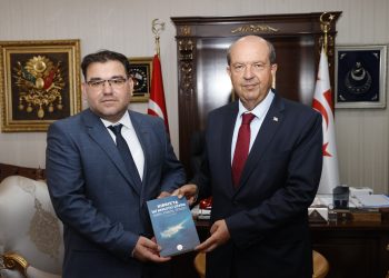 Cumhurbaşkanı Tatar’a “Kıbrıs’ta İki Devletli Çözüm-Tarih, Kimlik, Siyaset” isimli kitap takdim edildi