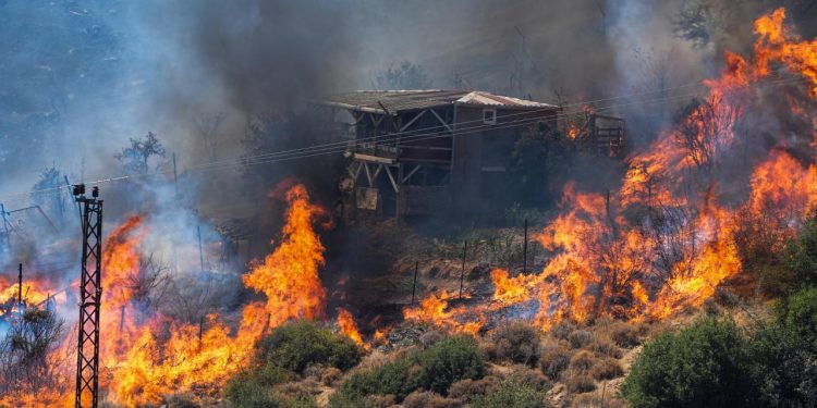 Yangınlardan etkilenen 4 bin 700 kişi güvenli yerlere sevk edildi