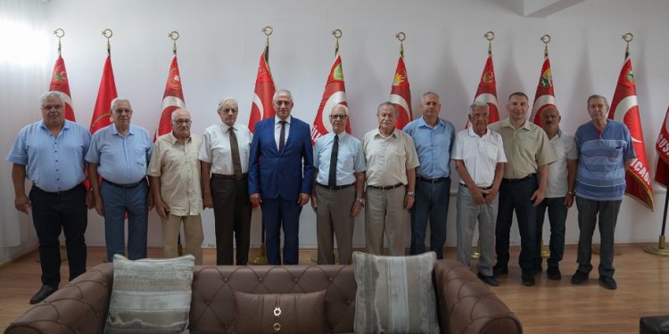 Taçoy, Kıbrıs TMT Mücahitler Derneği’ni ziyaret etti