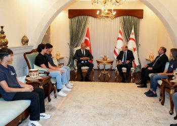 Cumhurbaşkanı Tatar, Hentbol Federasyonu Başkanı Arıkan, antrenör ve sporcuları kabul etti