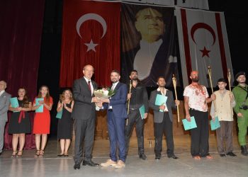 Cumhurbaşkanı Ersin Tatar, “Her Şey Bu Vatan İçin” adlı tiyatro oyununu izledi