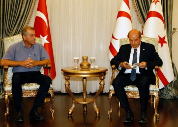 Hakan Oran “Depremden Korkmuyoruz” adlı kitabını Cumhurbaşkanı Tatar’a takdim etti