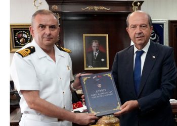 Cumhurbaşkanı Tatar’a “Kıbrıs Barış Harekatı’nda Türk Deniz Kuvvetleri” isimli kitap takdim edildi