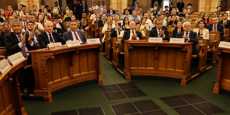 Meclis Başkanı Töre, Macaristan’da… Büyük Hun Türk Kurultayı’nın parlamentoda düzenlenen açılışına katıldı