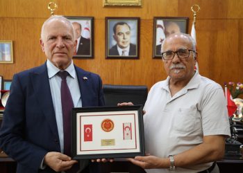 Ekinci “KKTC’de Yasa/Mevzuat Yapım Sanatı ve Tekniği” kitabını Töre’ye takdim etti