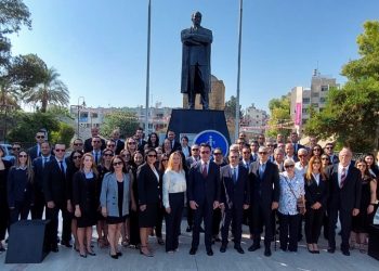 Türkiye İş Bankası 100. yaşında.Banka yöneticileri Atatürk Anıtı’na çelenk koydu