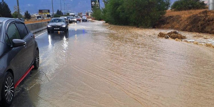 Sürücüler bu yola dikkat! Girne-Lefkoşa ana yolunda trafik biriken yağmur suları nedeniyle tek şeritten sağlanıyor