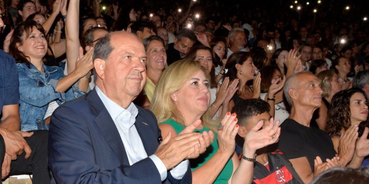 Cumhurbaşkanı Ersin Tatar ve eşi Sibel Tatar, Mor ve Ötesi konserini izledi