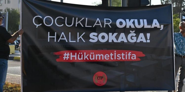 CTP,  okulların açılışının ertelenmesini protesto etmek amacıyla eylem yaptı