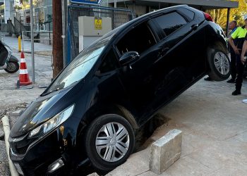 Araç kaldırımdaki çukura düştü!