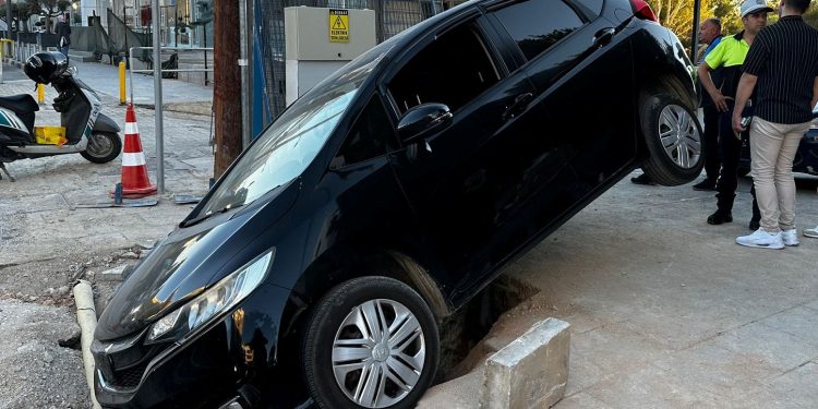 Araç kaldırımdaki çukura düştü!