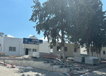Lefke Belediye Başkanı  Kaya ve CTP Lefke Milletvekili  Şahiner, Lefke Gazi Lisesi’ni ziyaret ederek, yapımına devam edilen konteyner sınıfları gezdiler