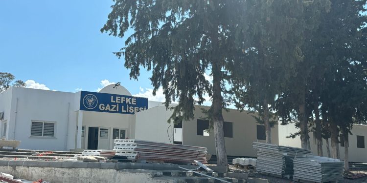 Lefke Belediye Başkanı  Kaya ve CTP Lefke Milletvekili  Şahiner, Lefke Gazi Lisesi’ni ziyaret ederek, yapımına devam edilen konteyner sınıfları gezdiler