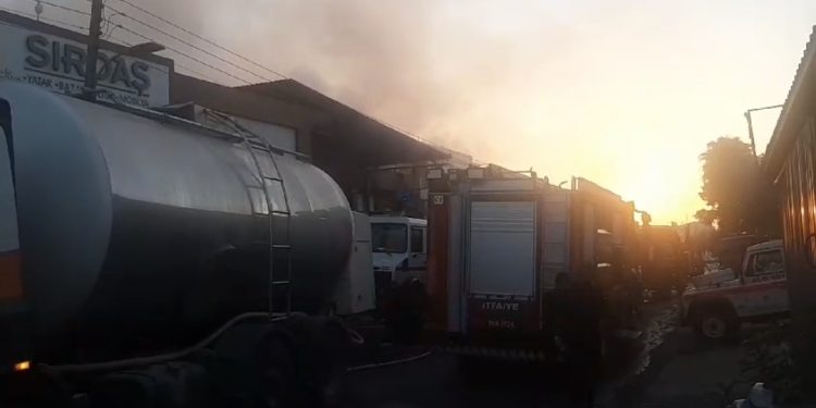 Lefkoşa Sanayi Bölgesi’nde yangın kontrol altına alındı