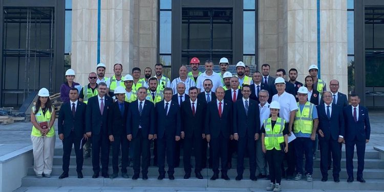 Cumhurbaşkanı Tatar ile Türkiye Cumhurbaşkanı Yardımcısı Yılmaz inşaat alanında incelemelerde bulundu