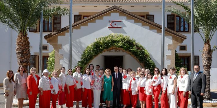 Cumhurbaşkanı Tatar ve eşi, Kazakistan İş Kadınları İşbirliği Derneği ve Girişimci Kadınlar Derneği ile görüştü