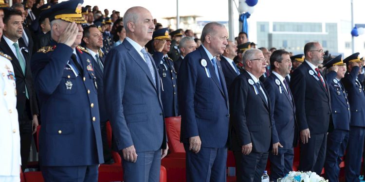 Dışişleri Bakanı Ertuğruloğlu, Türkiye Harp Okulları Mezuniyet Törenlerine katıldı