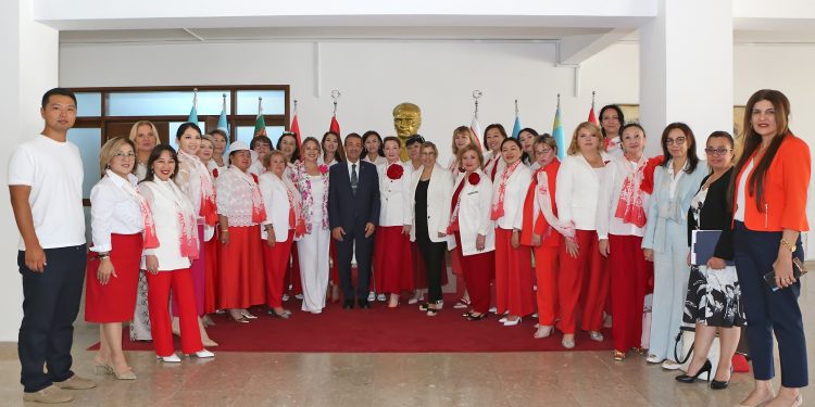 Dışişleri Bakanı Ertuğruloğlu, Kazakistan İş Kadınları Derneği heyetini kabul etti