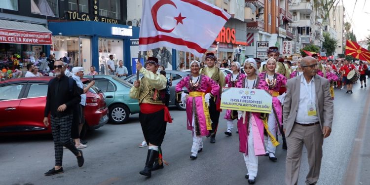 İskele Belediyesi Yıldızlar Halk Dansları Topluluğu, Silifke’de festivale katıldı