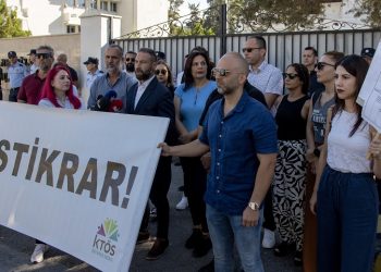 KTÖS, TC Lefkoşa Büyükelçiliği önünde basın açıklaması yaptı