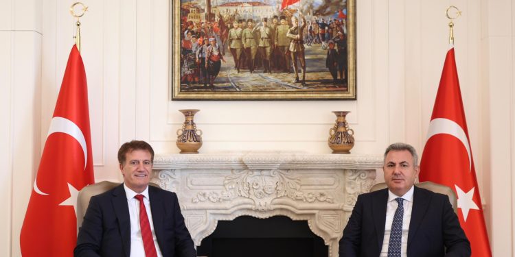 Arıklı, İzmir Valisi Elban’ı ziyaretinde vurguladı: “Türkiye mahkemelerine güveniyoruz”