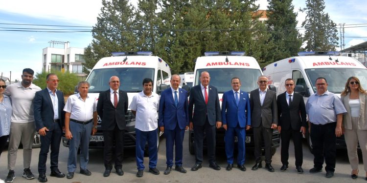 İş insanlarından Dr. Burhan Nalbantoğlu Devlet Hastanesi’ne 3 ambulans