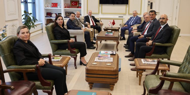 Töre, Artvin Çoruh Üniversitesi’ni ziyaret etti