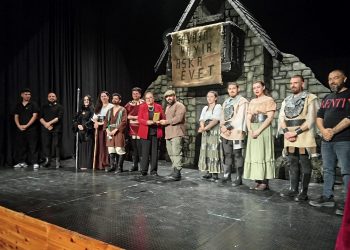 Dünya Tiyatro Günü’nde Girne’de iki oyun birden sahnelendi