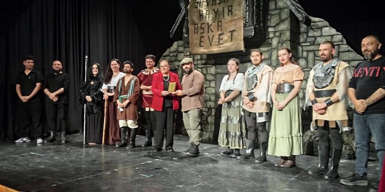 Dünya Tiyatro Günü’nde Girne’de iki oyun birden sahnelendi