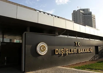 Dışişleri kaynakları: Atina’daki geçit töreninde atılan sloganlar “küstahça”