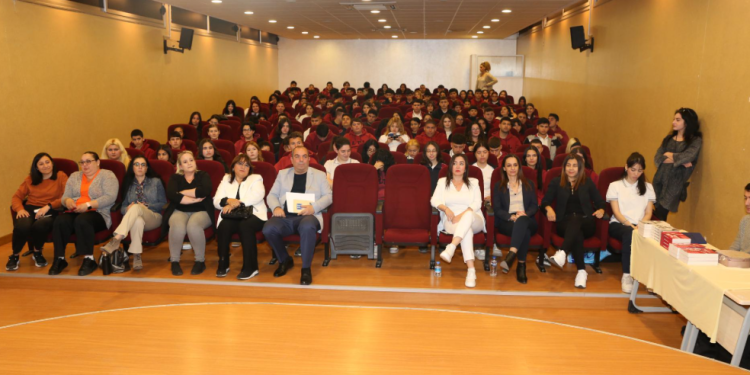 Gazeteci Yazar Başaran Düzgün Lefkoşa Türk Lisesi öğrencileri ile bir araya geldi