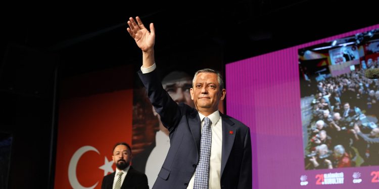 Özgür Özel yeniden CHP Genel Başkanı seçildi