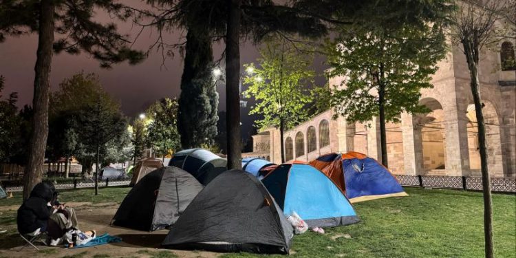 İstanbullular geceyi dışarıda geçirdi