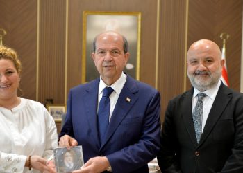 Cumhurbaşkanı Tatar’a albüm takdimi yapıldı