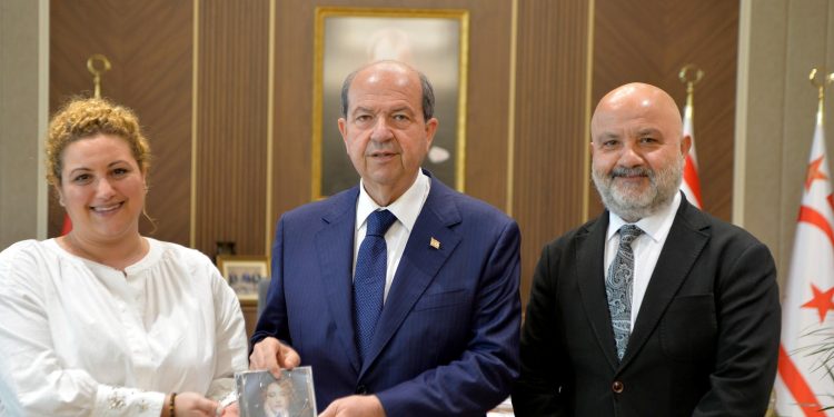Cumhurbaşkanı Tatar’a albüm takdimi yapıldı