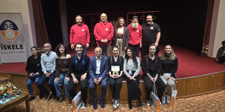 “Cambazın Cenazesi” İskele’de perde dedi