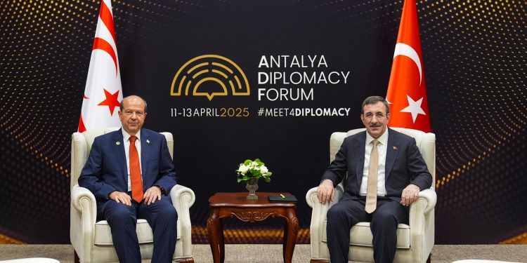 TC Cumhurbaşkanı Yardımcısı Yılmaz, Cumhurbaşkanı Tatar ile bir araya geldi