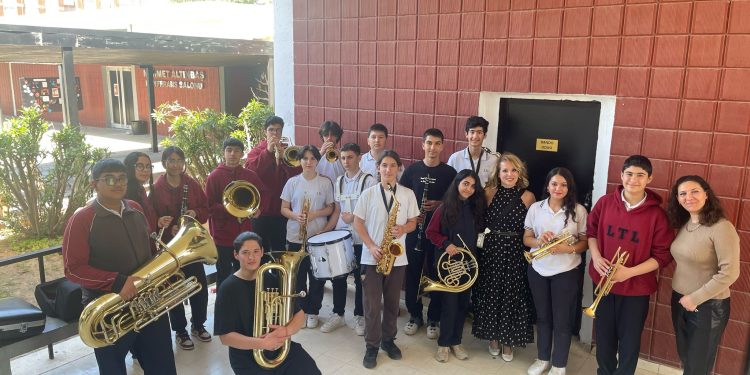 Piyanist Rüya Taner, “Rüya ile Gerçek” projesi kapsamında Lefkoşa Türk Lisesi’ni ziyaret etti