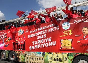 TEKNOFEST KKTC’de birinci olan öğrencilere Kayseri’de üstü açık otobüsle şehir turu yaptırıldı