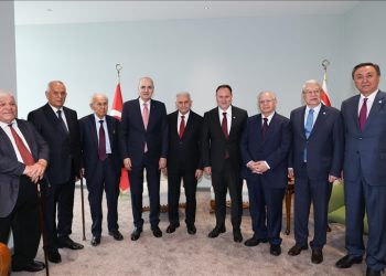 TBMM Başkanı Kurtulmuş, Lefkoşa’da TDT Aksakallar Konseyi üyeleriyle görüştü