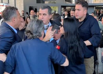 Özgür Özel’e yumruklu saldırı;  İstanbul Cumhuriyet Başsavcılığı: Soruşturma başlatıldı