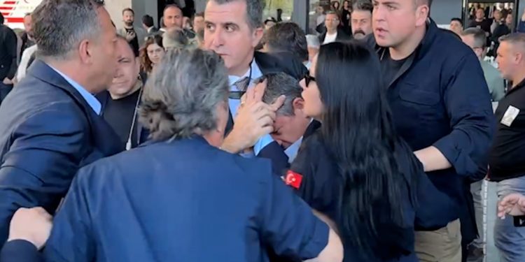 Özgür Özel’e yumruklu saldırı;  İstanbul Cumhuriyet Başsavcılığı: Soruşturma başlatıldı