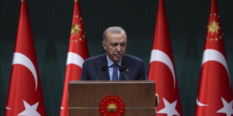 Erdoğan’dan, saldırıya uğrayan Özgür Özel’e geçmiş olsun telefonu