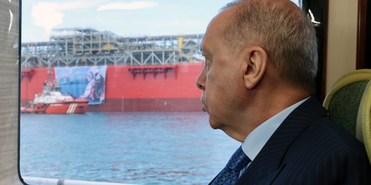 Erdoğan, Türkiye’nin ilk yüzer gaz üretim platformunu Karadeniz’e uğurladı
